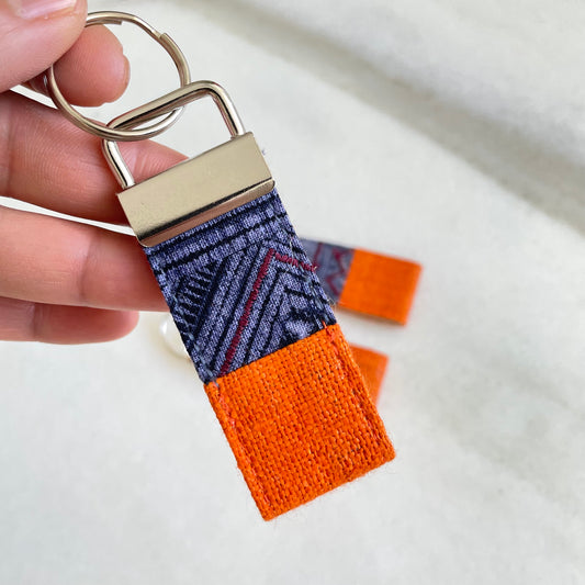 Nyckelring i orange hampatyg med vintage batikplåster, nyckelbricka i rostfritt metall