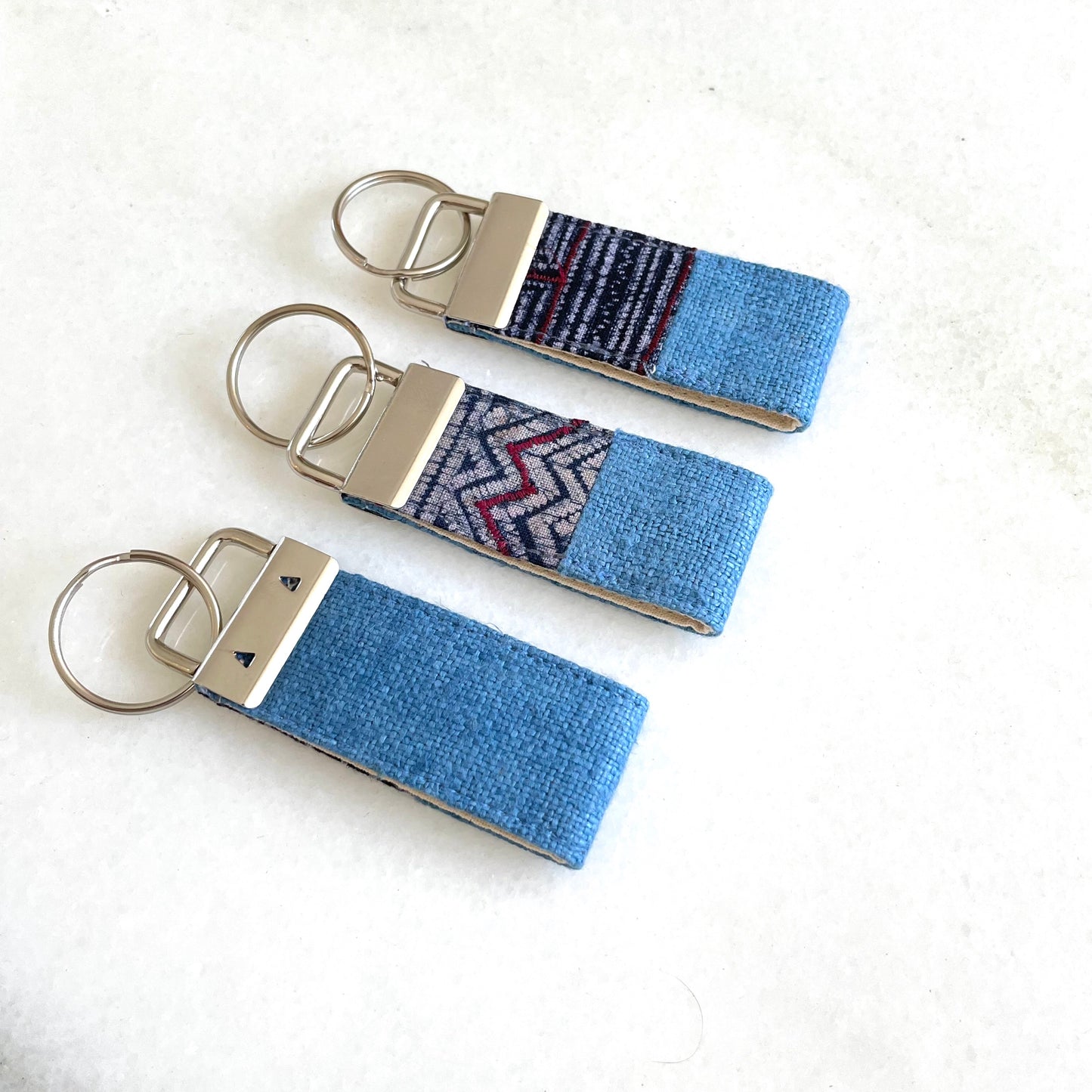Indigo blå hampa tyg nyckelring med vintage batik patch, rostfri metall nyckel fob