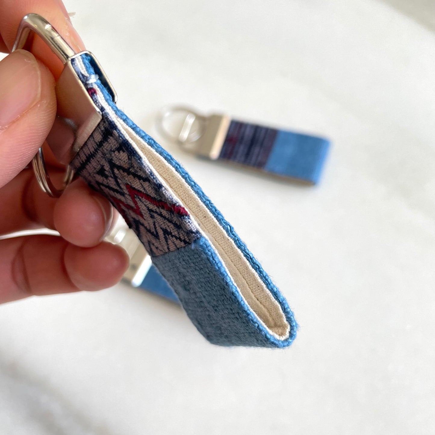 Indigo blå hampa tyg nyckelring med vintage batik patch, rostfri metall nyckel fob