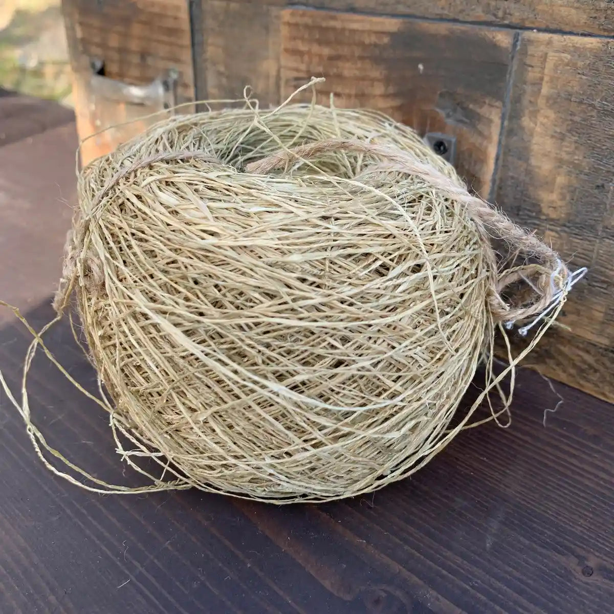 Handgjort hampagarn i beige, starkt och hållbart naturmaterial.