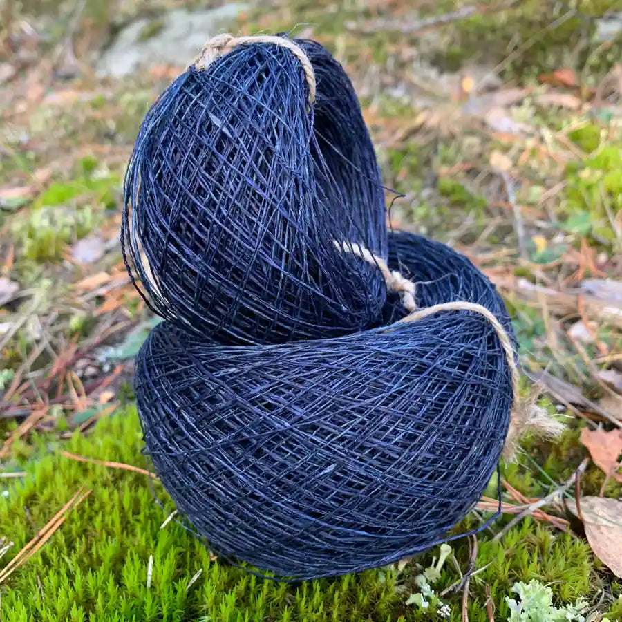 Handspunnet hampagarn i indigoblå ton, ekologiskt och starkt.