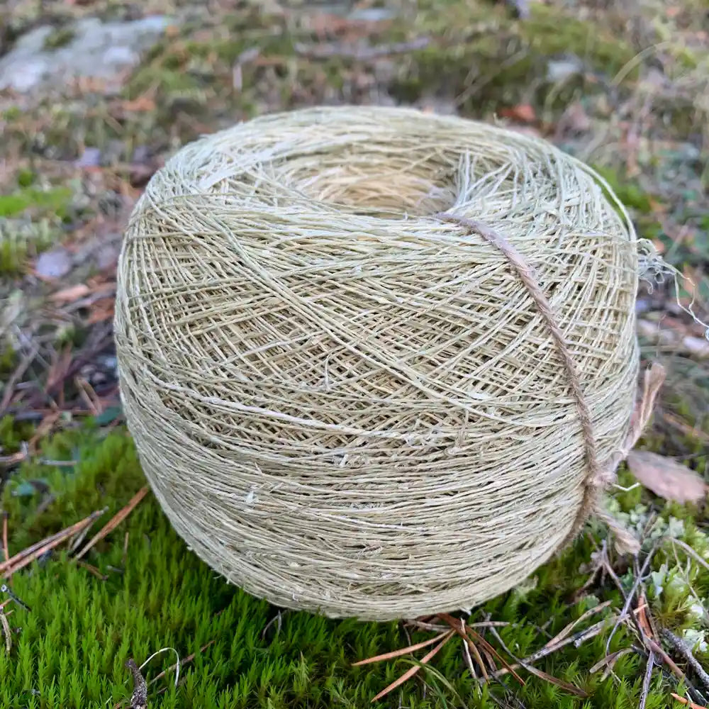 Handspunnet naturfärgat hampagarn i ekologisk beige ton.