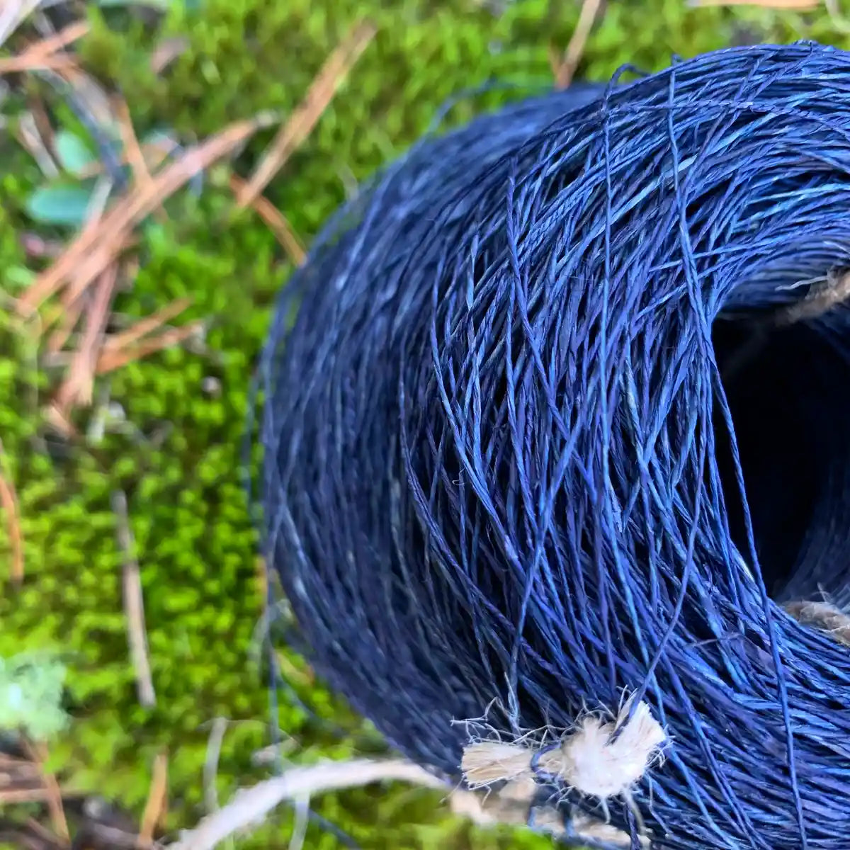 Garnrulle av indigofärgat hampagarn med rustik textur.