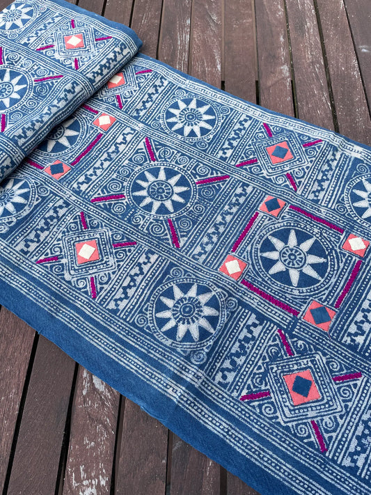 <tc>Handgjort H’mong-batiktyg – Ekologisk indigo och bivaxmönster i bomull</tc>