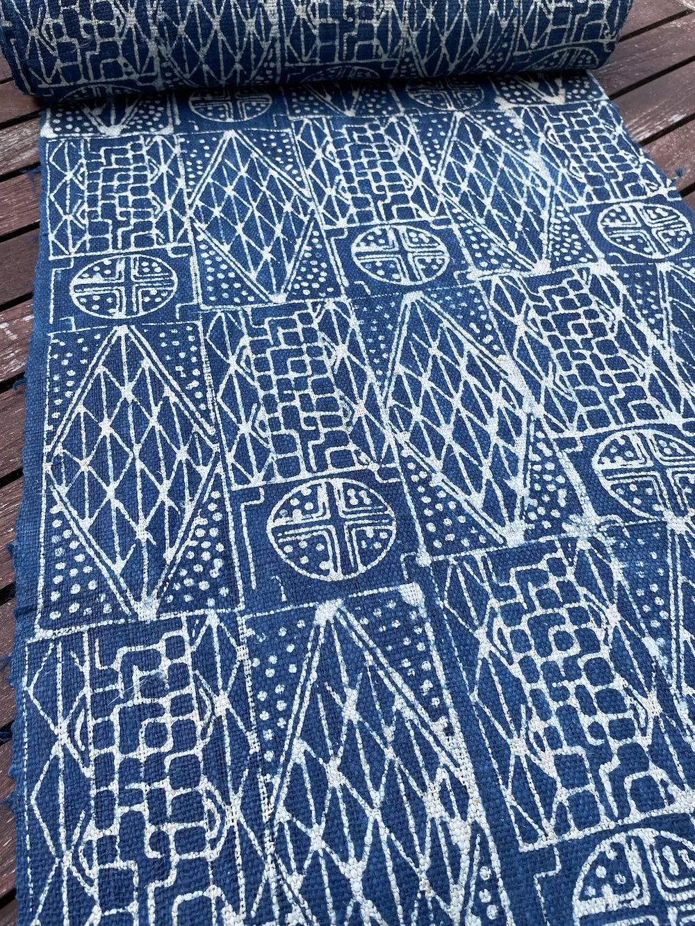 <tc>Handvävt hampatyg – indigo batik med H’mong-mönster i blått och vitt</tc>