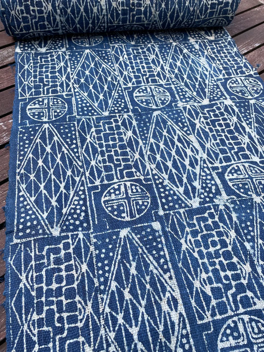 <tc>Handvävt hampatyg – indigo batik med H’mong-mönster i blått och vitt</tc>