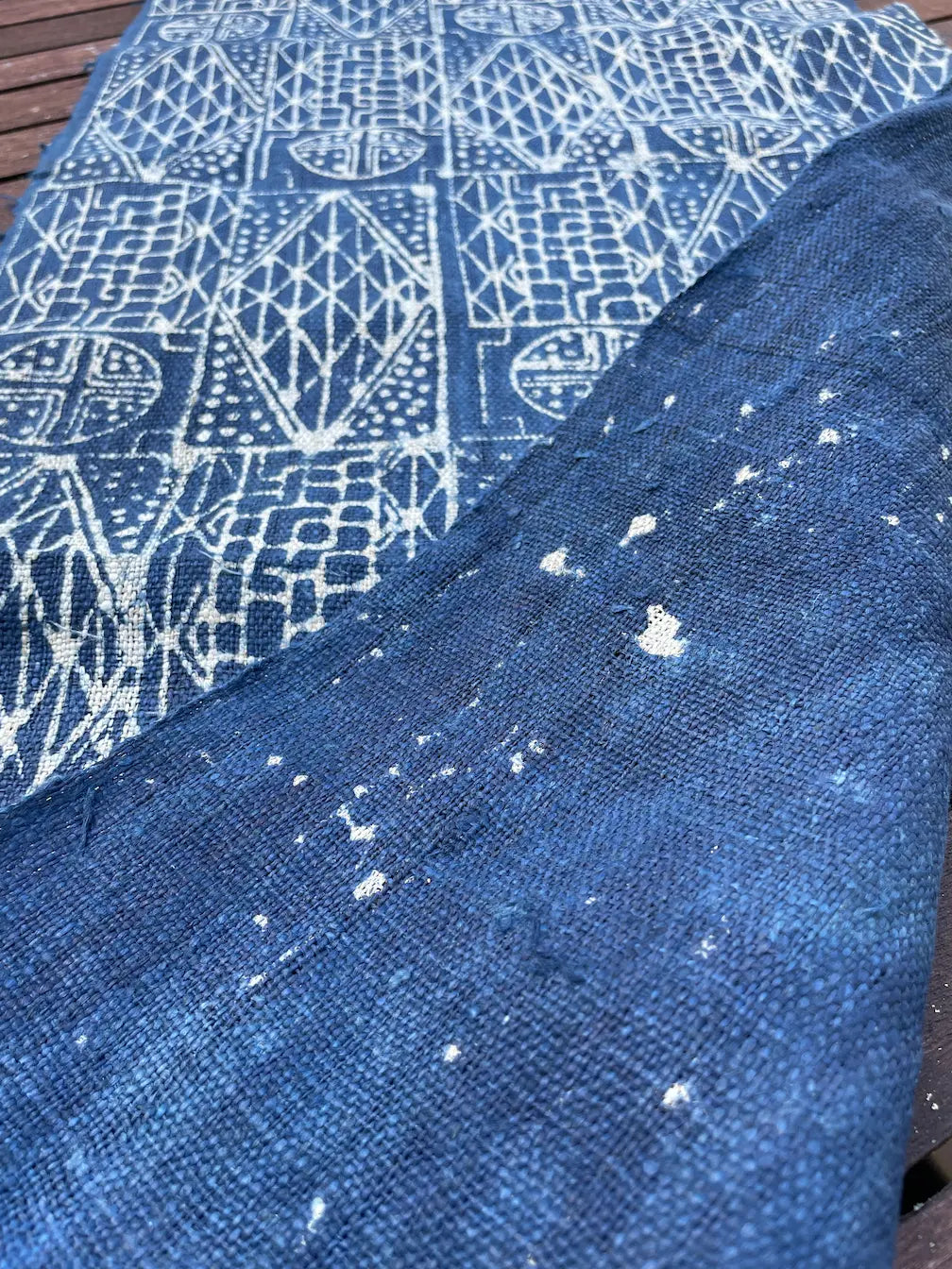 <tc>Handvävt hampatyg – indigo batik med H’mong-mönster i blått och vitt</tc>