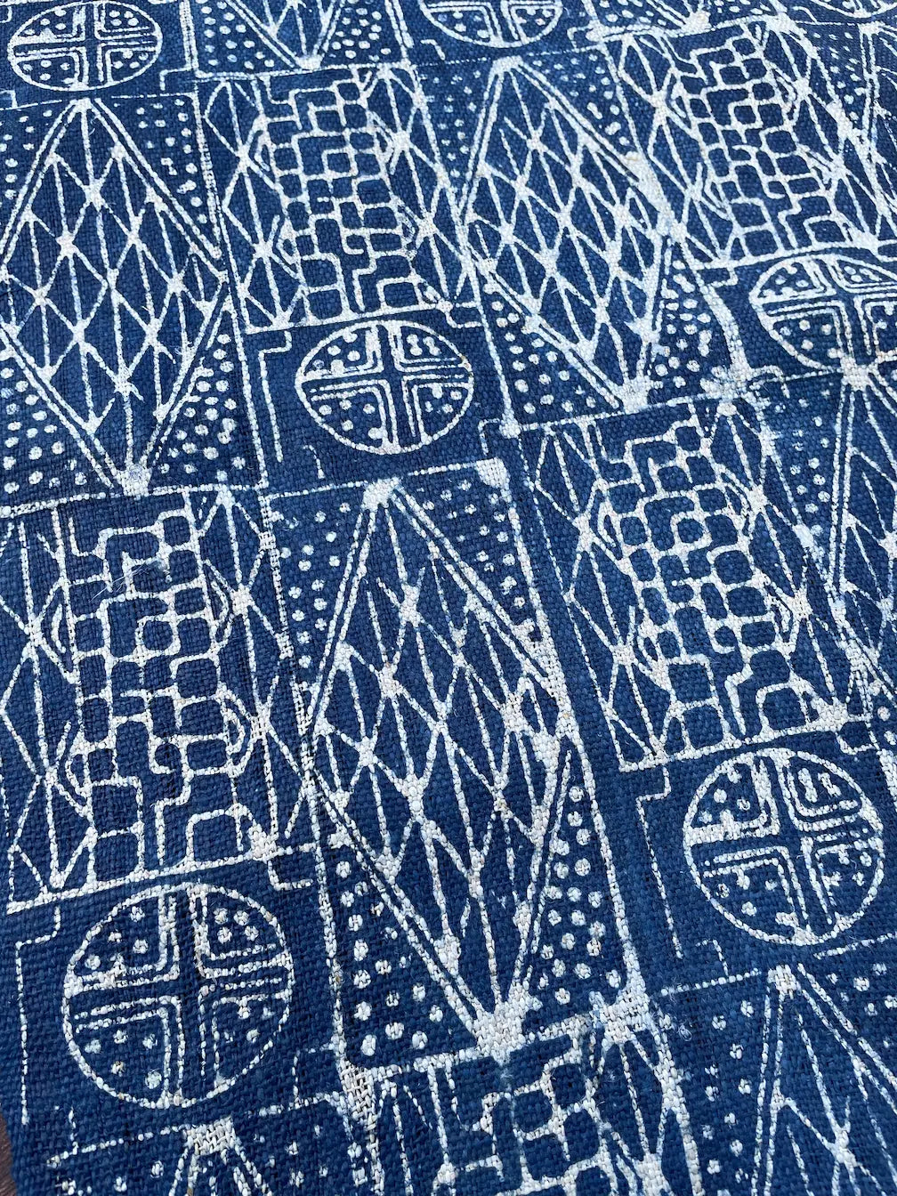 <tc>Handvävt hampatyg – indigo batik med H’mong-mönster i blått och vitt</tc>