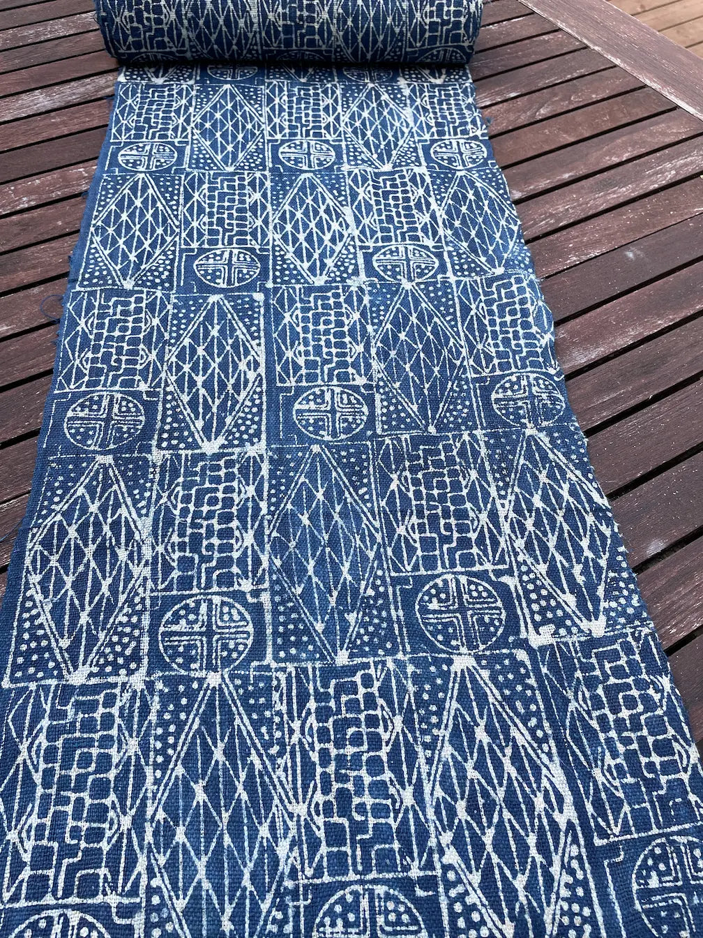 <tc>Handvävt hampatyg – indigo batik med H’mong-mönster i blått och vitt</tc>