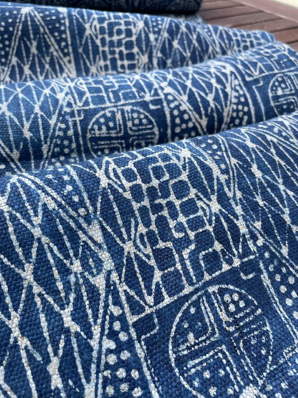 <tc>Handvävt hampatyg – indigo batik med H’mong-mönster i blått och vitt</tc>