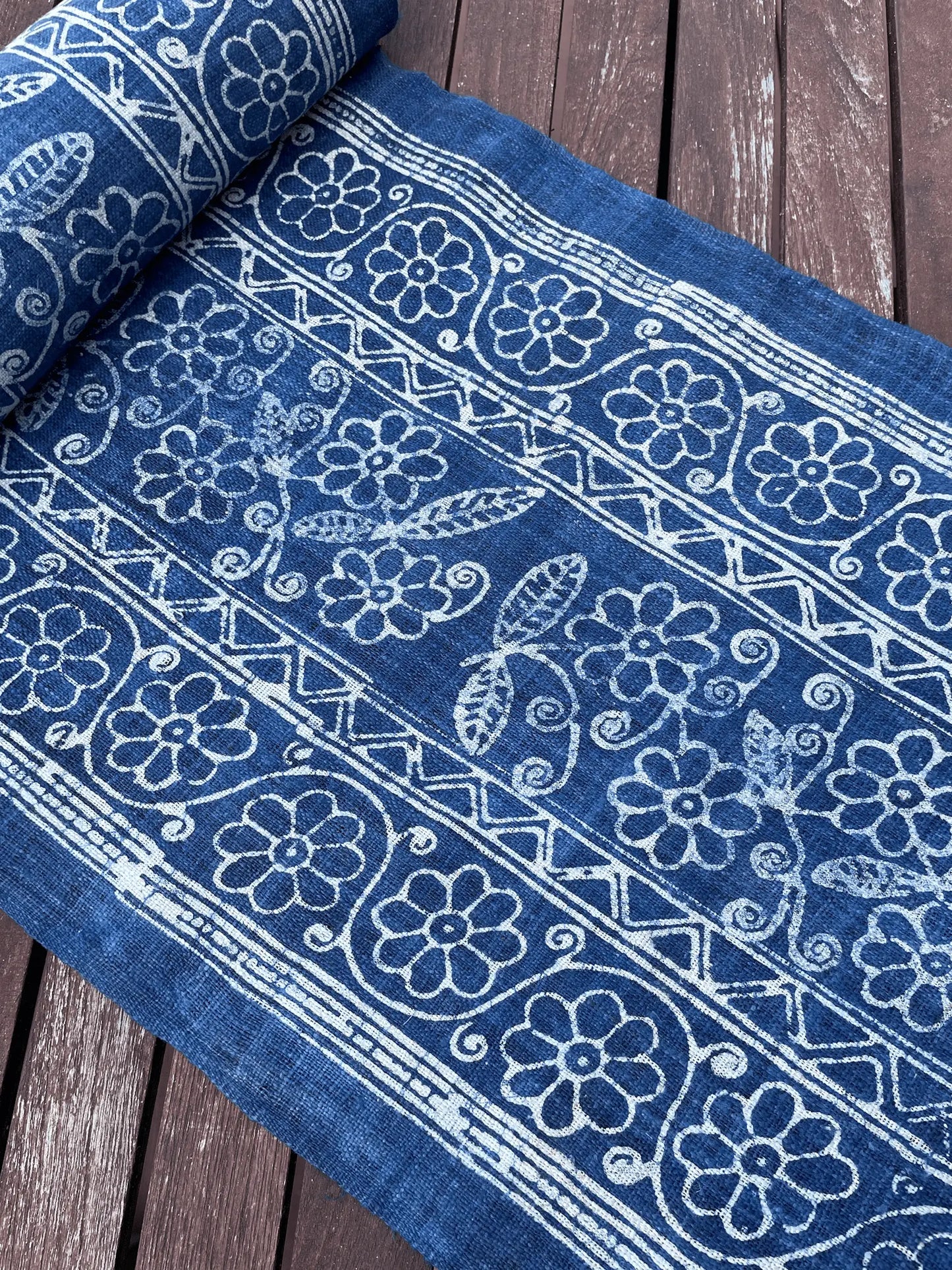 <tc>Handvävt hampatyg – indigo batik med H’mong-mönster i blått och vitt</tc>