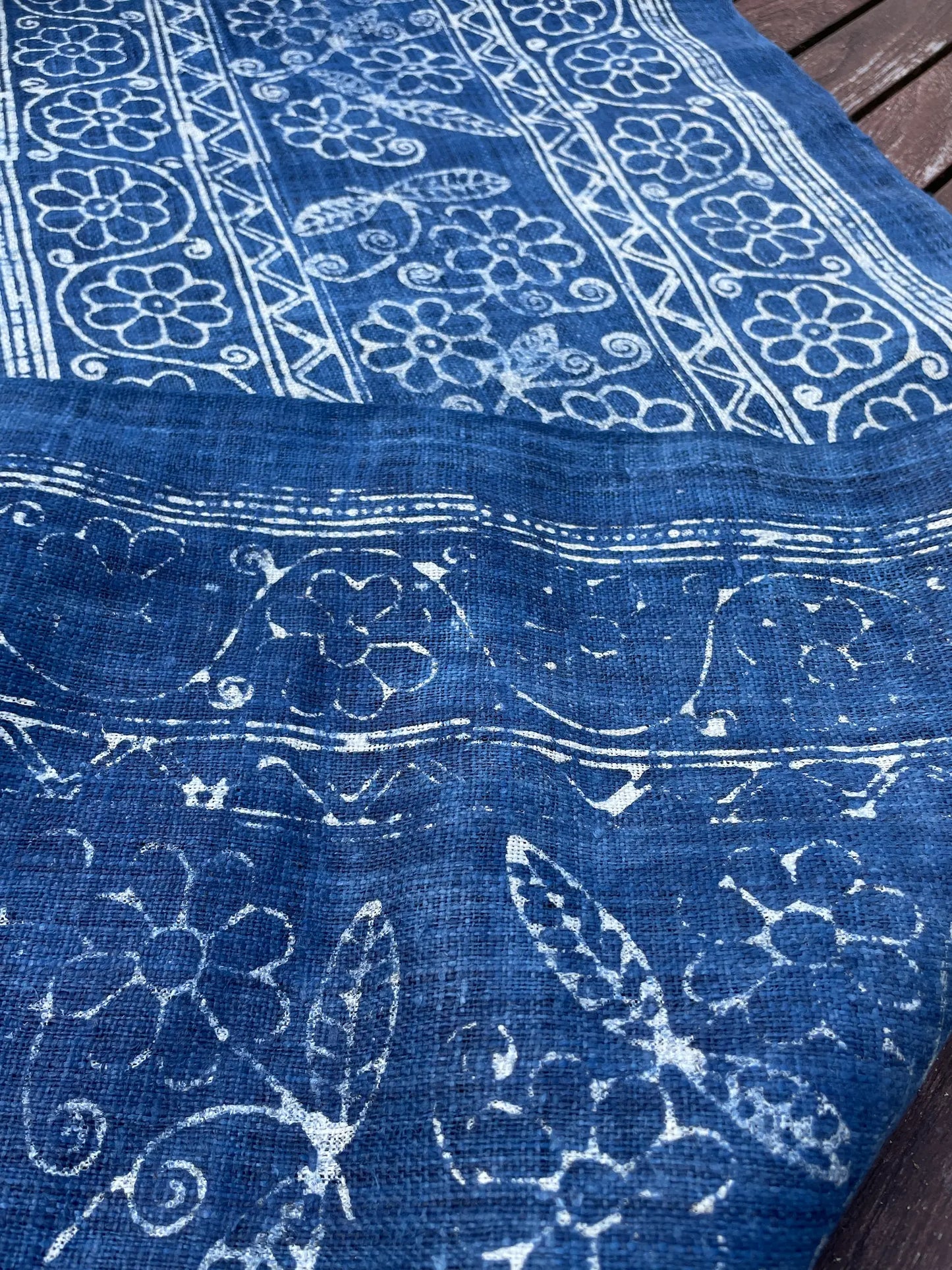<tc>Handvävt hampatyg – indigo batik med H’mong-mönster i blått och vitt</tc>