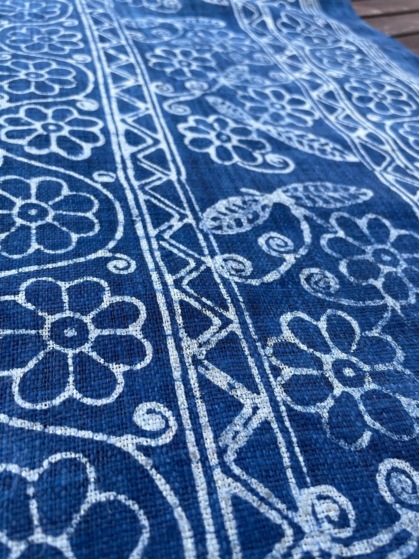<tc>Handvävt hampatyg – indigo batik med H’mong-mönster i blått och vitt</tc>
