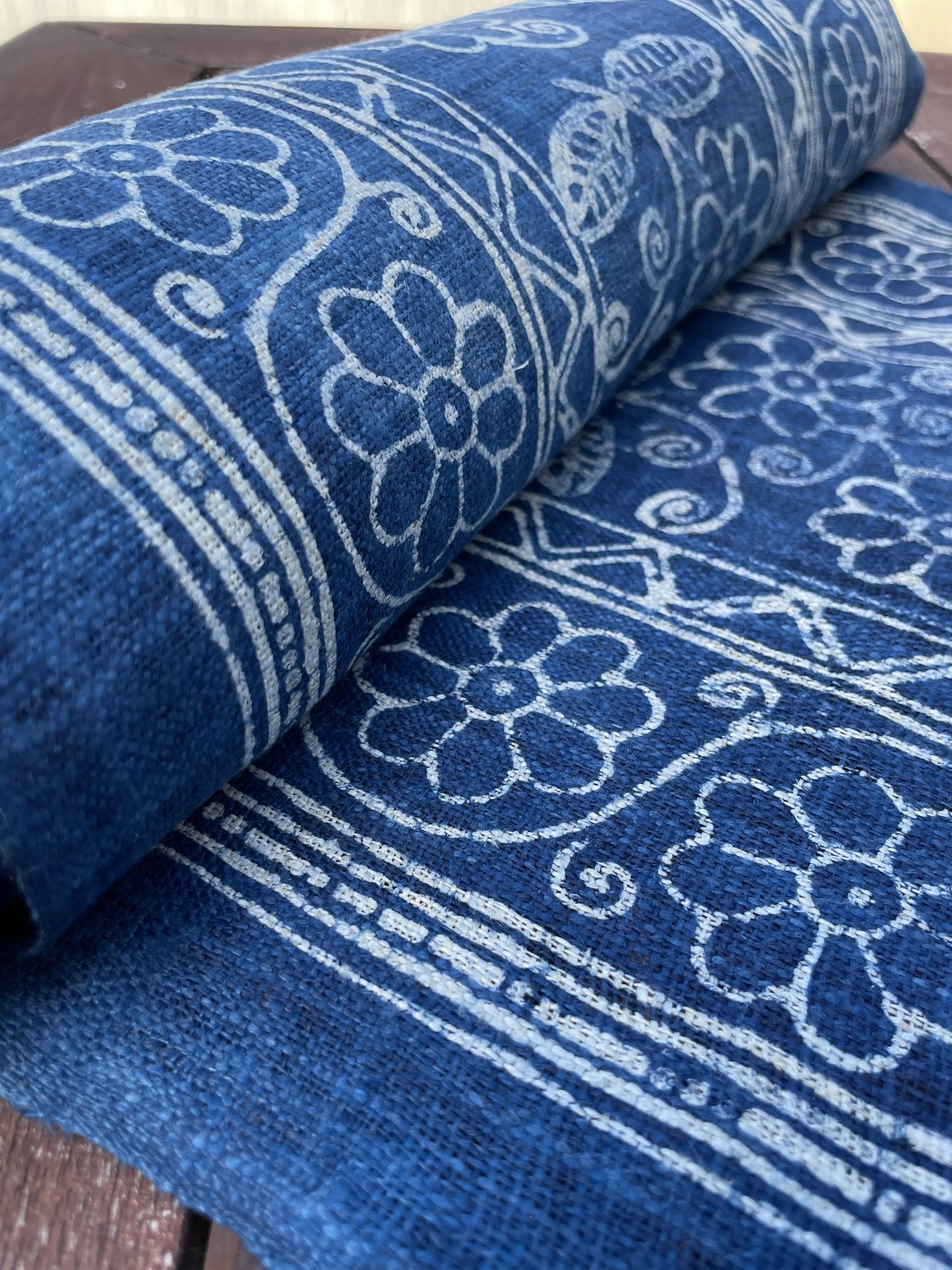<tc>Handvävt hampatyg – indigo batik med H’mong-mönster i blått och vitt</tc>