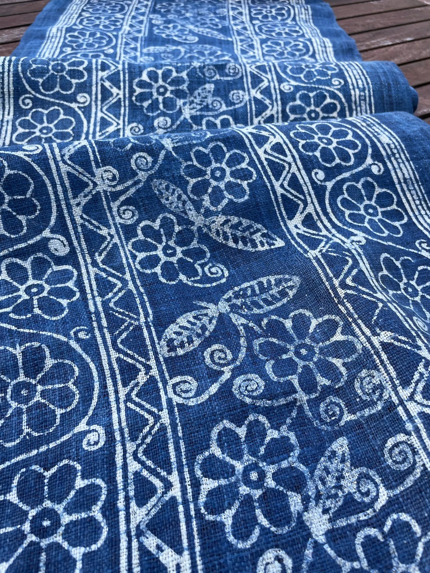 <tc>Handvävt hampatyg – indigo batik med H’mong-mönster i blått och vitt</tc>