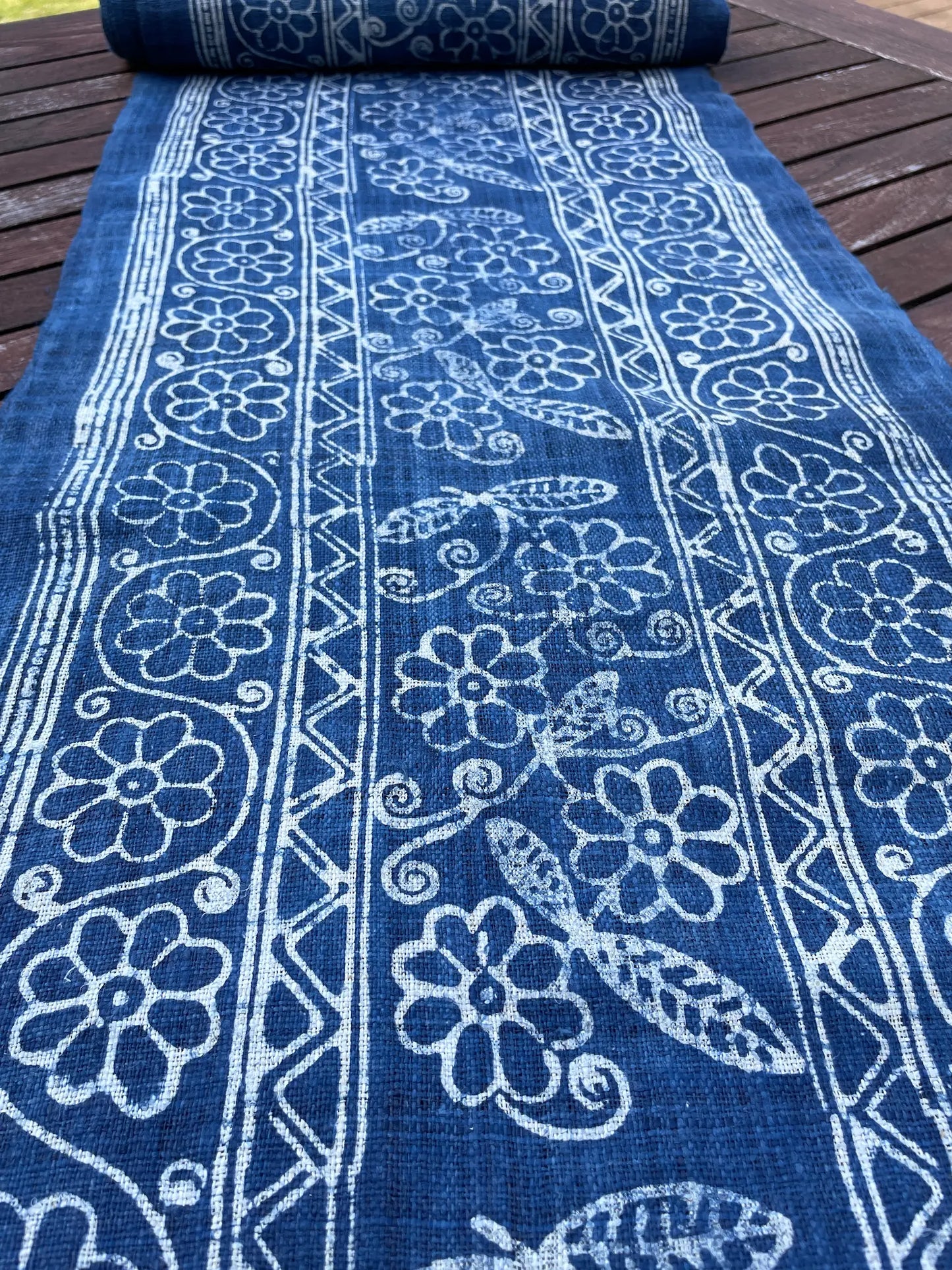 <tc>Handvävt hampatyg – indigo batik med H’mong-mönster i blått och vitt</tc>