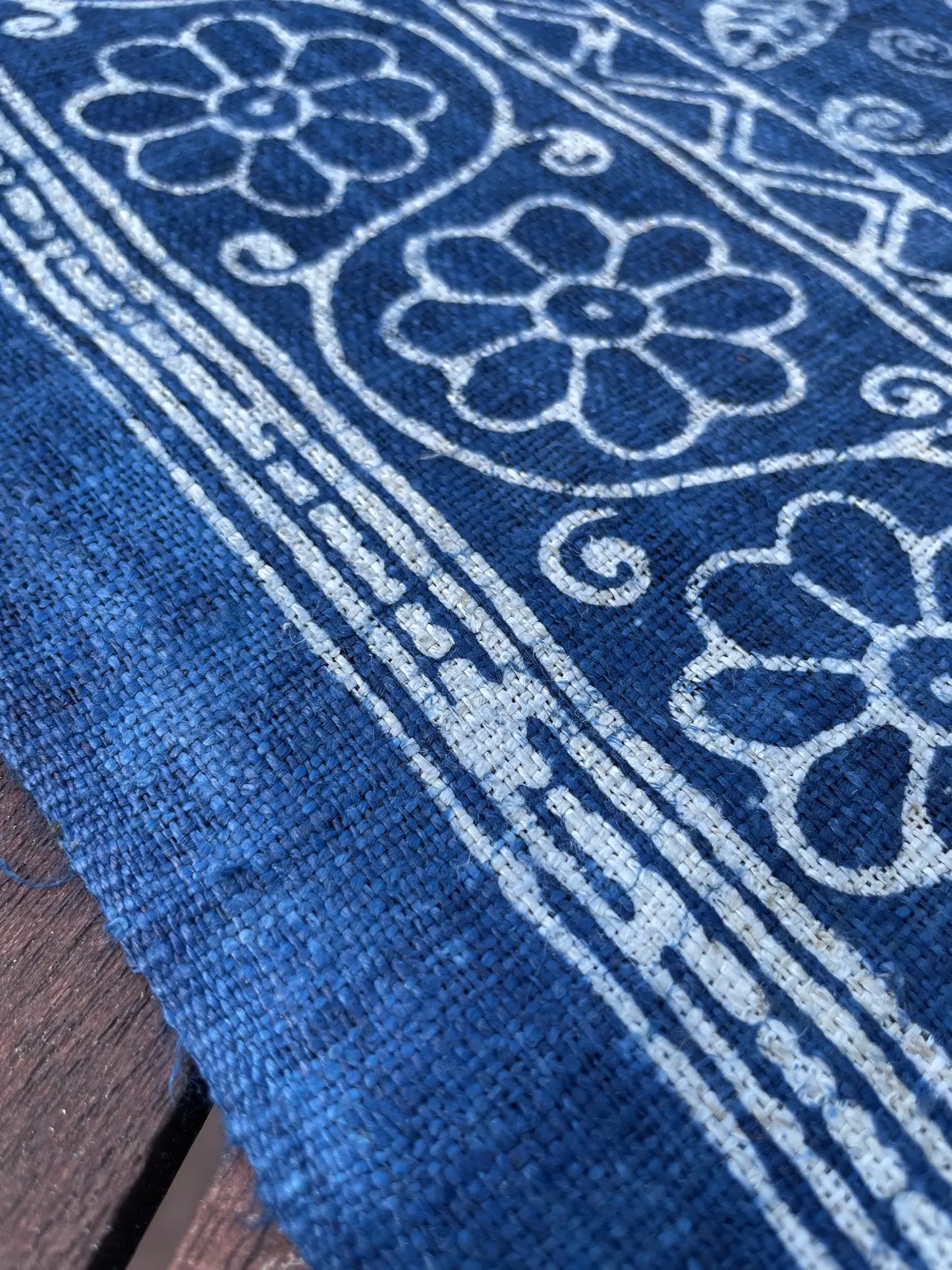 <tc>Handvävt hampatyg – indigo batik med H’mong-mönster i blått och vitt</tc>