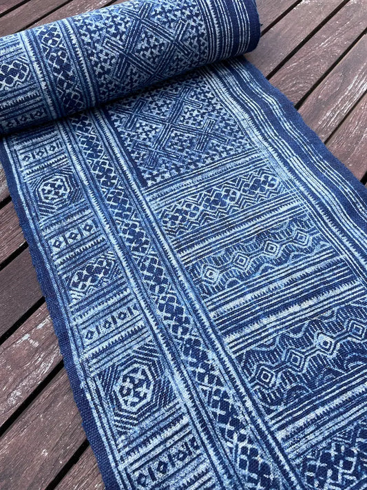 <tc>Handvävt hampatyg – indigo batik med H’mong-mönster i blått och vitt</tc>