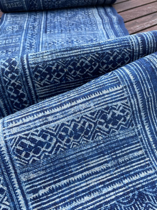 <tc>Handvävt hampatyg – indigo batik med H’mong-mönster i blått och vitt</tc>