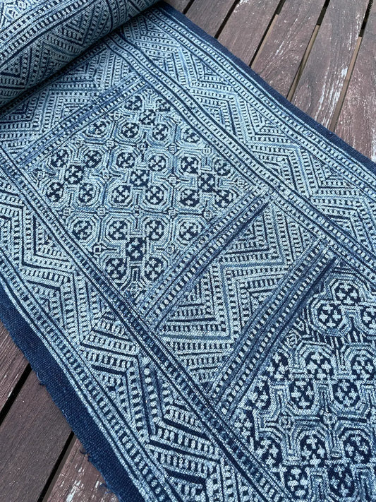 <tc>Handvävt hampatyg – indigo batik med H’mong-mönster i blått och vitt</tc>
