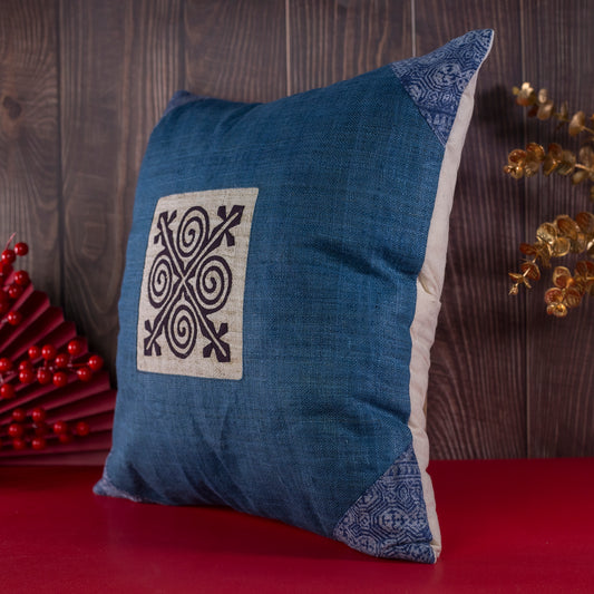 Indigoblått kuddfodral i hampa med bivaxbatik och handbroderad vit patch