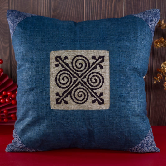 Indigoblått kuddfodral i hampa med bivaxbatik och handbroderad vit patch