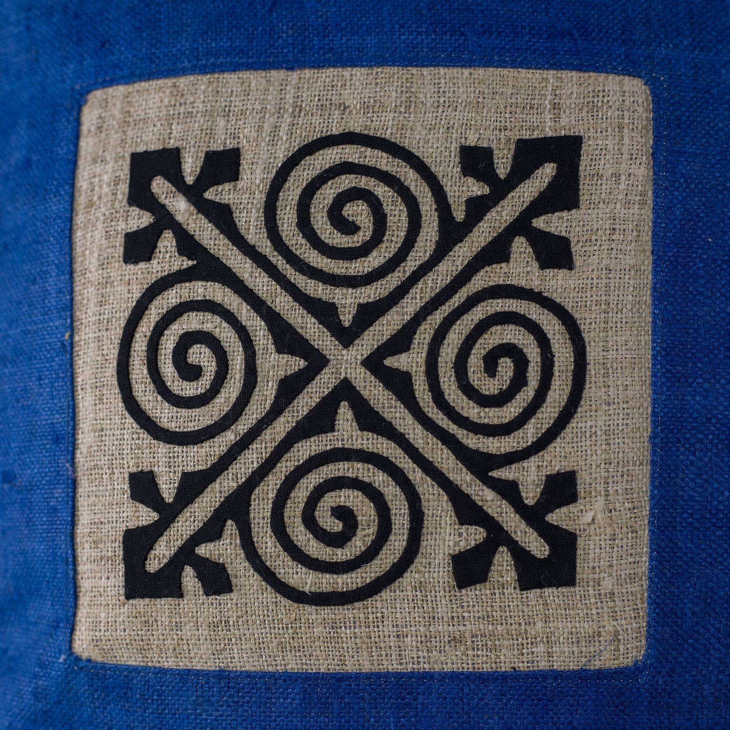 Catalina Blue Hamp Kudde Cover med ränder i olika färger, handsytt mönster i svart och vitt