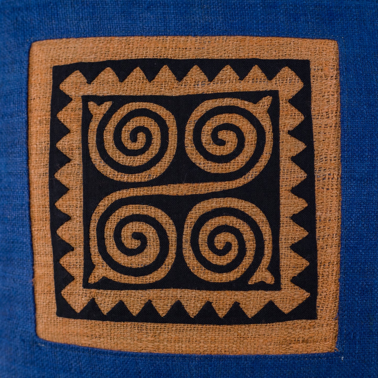 Catalina Blue Hamp Kudde Cover med ränder i olika färger, handsytt mönster i svart och orange