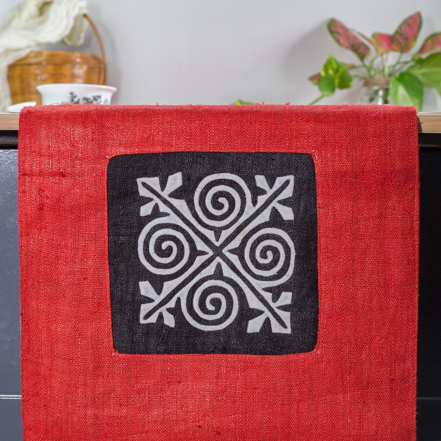 Röd hampa bordslöpare, vita mönster, spiraldetaljer i båda ändar