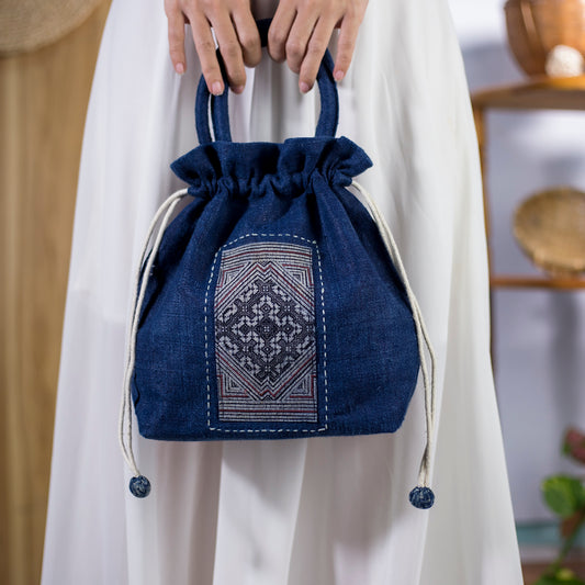 Indigo blå hampa handväska med dragsko, naturhampa och batikplåster
