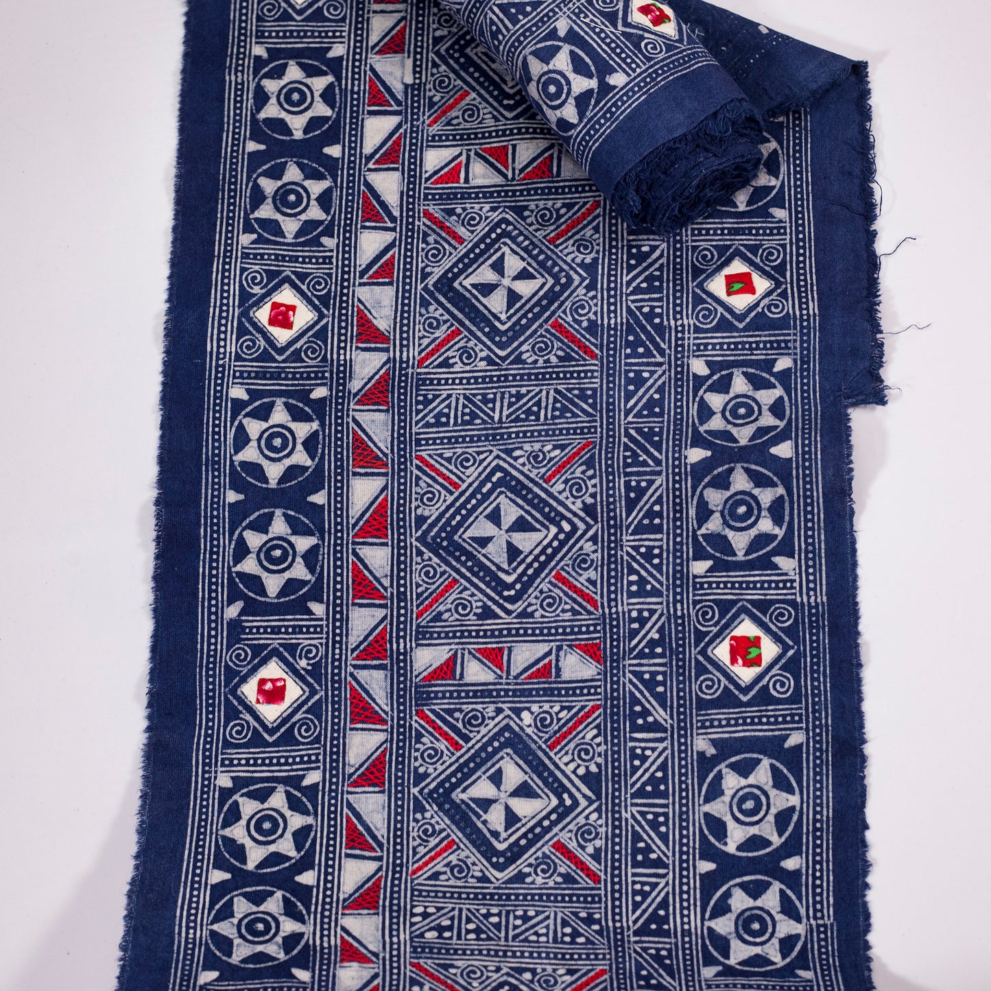 Handgjord H'mong Batik Tyg - Organisk Indigo och Bivax mönster i bomull