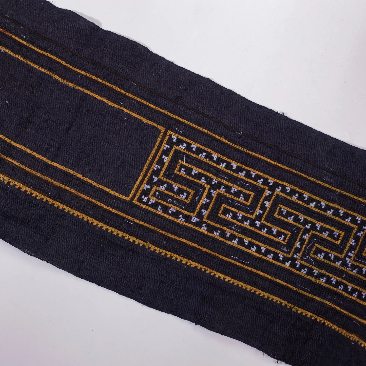 <tc>Handbroderat tyg – Svarta korsstygn med H’mong-mönster</tc>