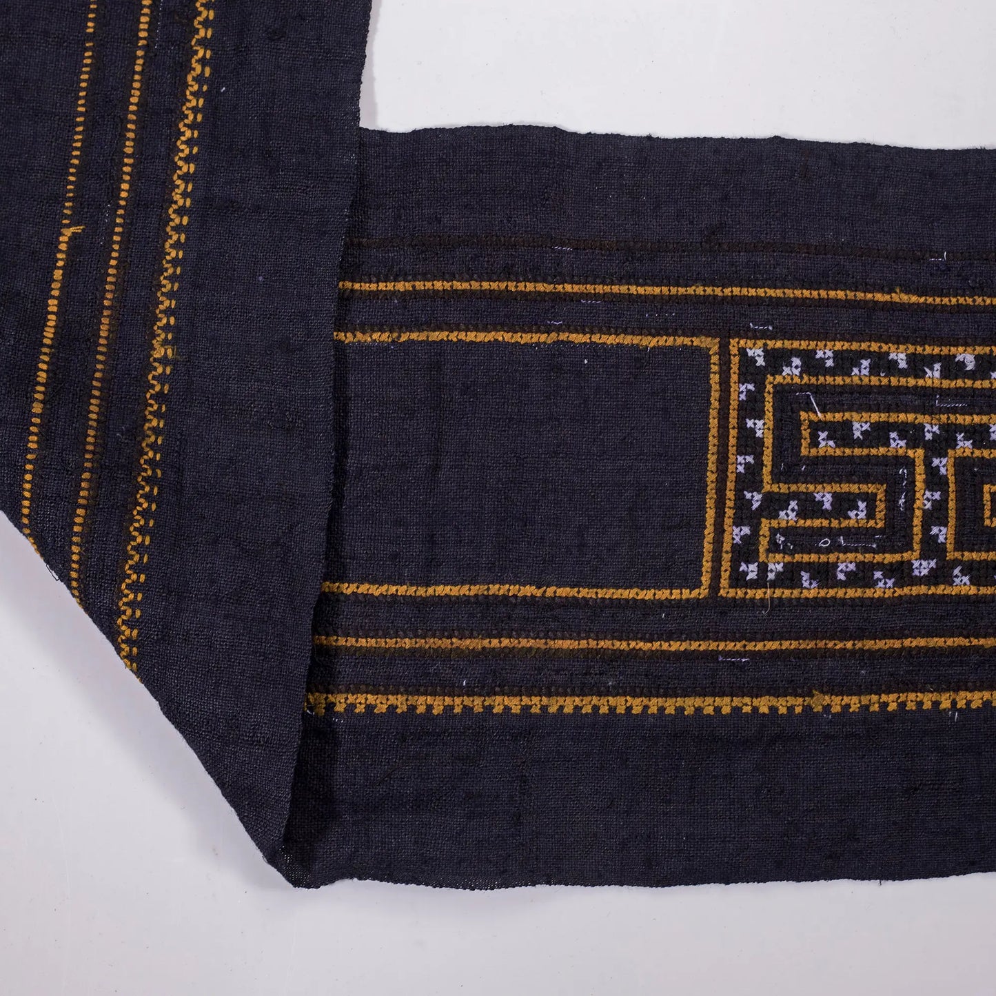 <tc>Handbroderat tyg – Svarta korsstygn med H’mong-mönster</tc>