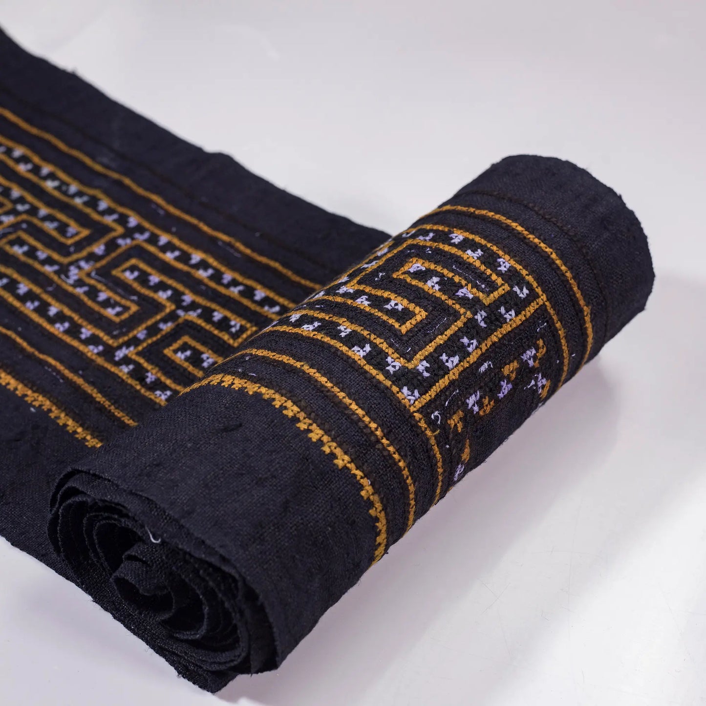 <tc>Handbroderat tyg – Svarta korsstygn med H’mong-mönster</tc>