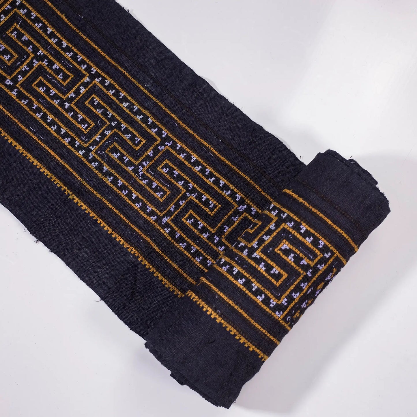 <tc>Handbroderat tyg – Svarta korsstygn med H’mong-mönster</tc>