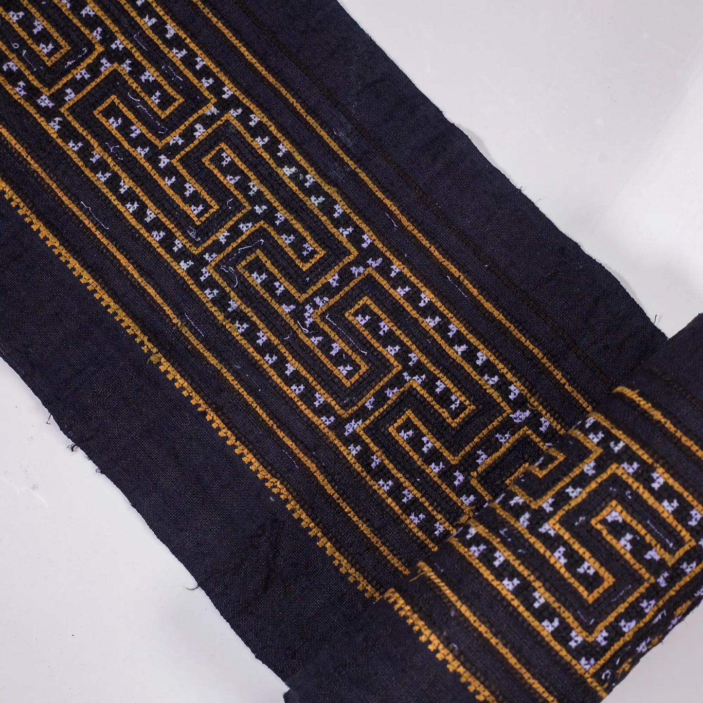 <tc>Handbroderat tyg – Svarta korsstygn med H’mong-mönster</tc>