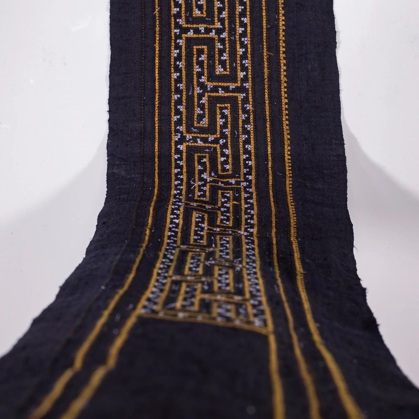<tc>Handbroderat tyg – Svarta korsstygn med H’mong-mönster</tc>