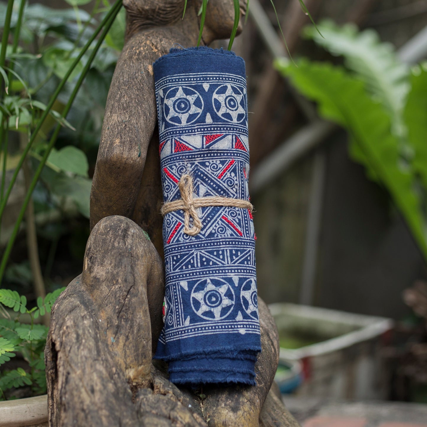 Handgjorda H'mong batiktyg – ekologisk indigo och bivaxmönster i bomull