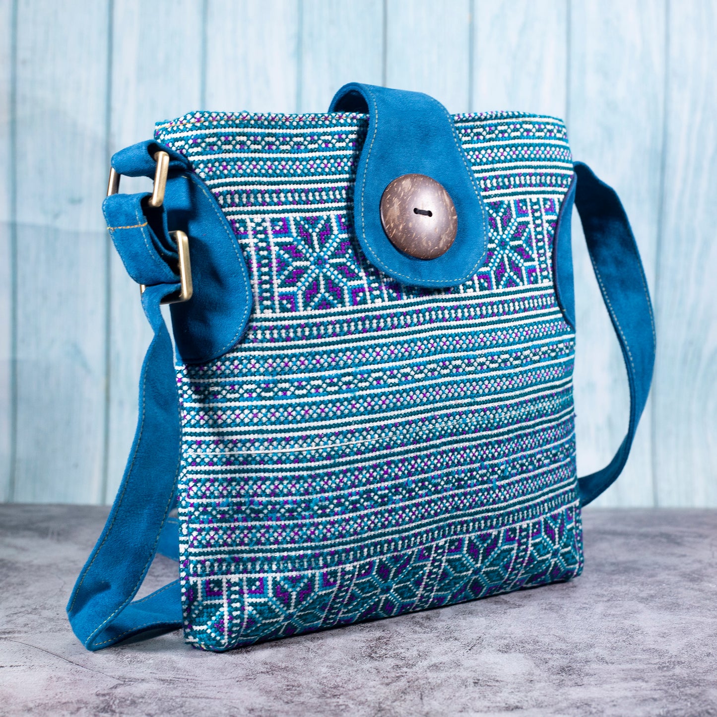 Cerulean blå broderi cross-body väska, remmar i konstläder, kokosknapp