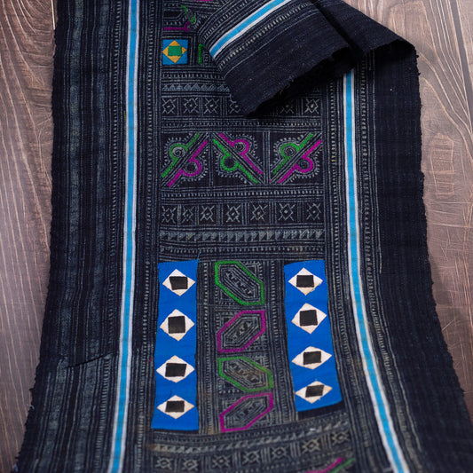 Autentisk Vintage H'mong Hamp Textil - Indigo Batik med handdrakade och broderade detaljer
