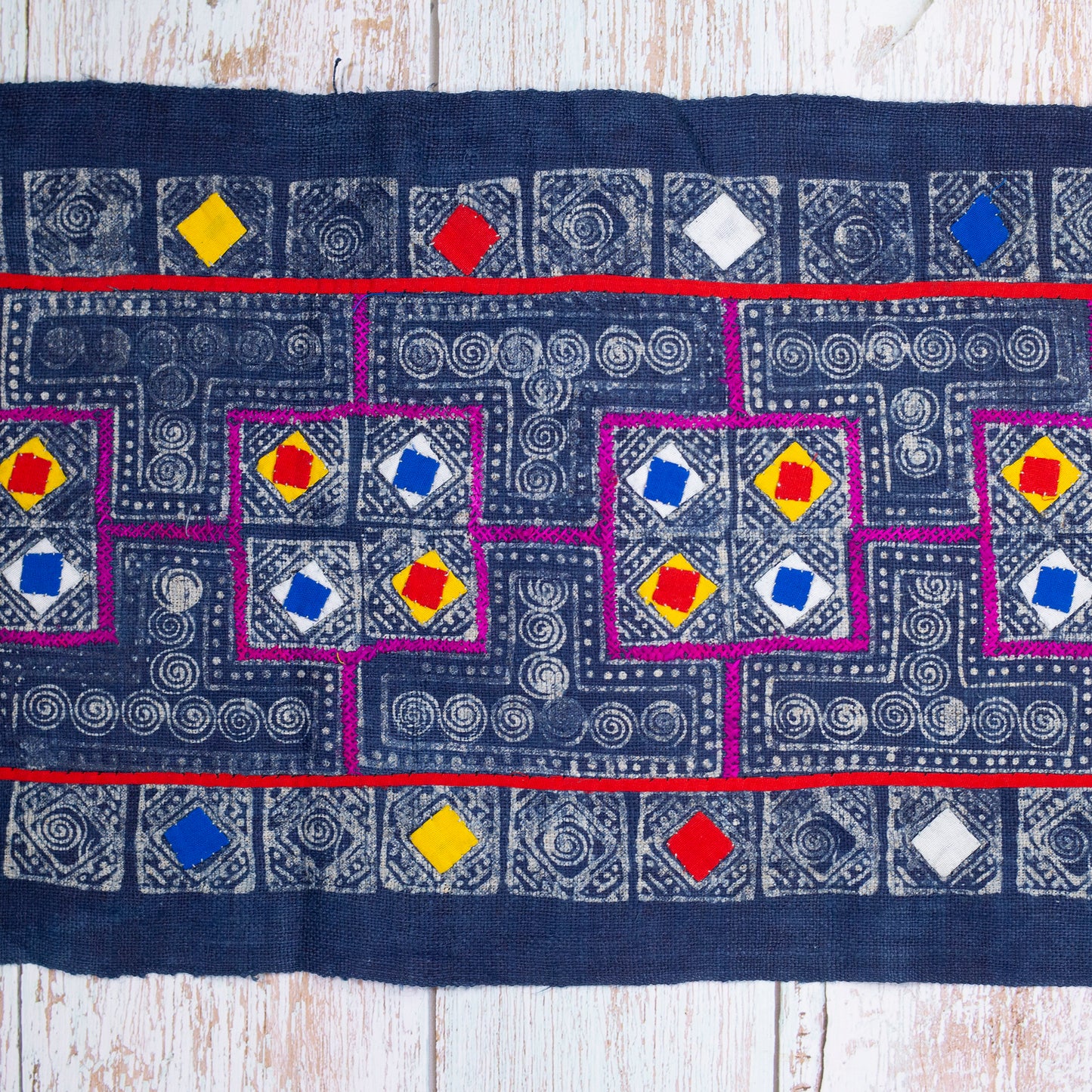 Autentisk vintage H'mong hampa textil – Indigo Batik med handritade och broderade detaljer
