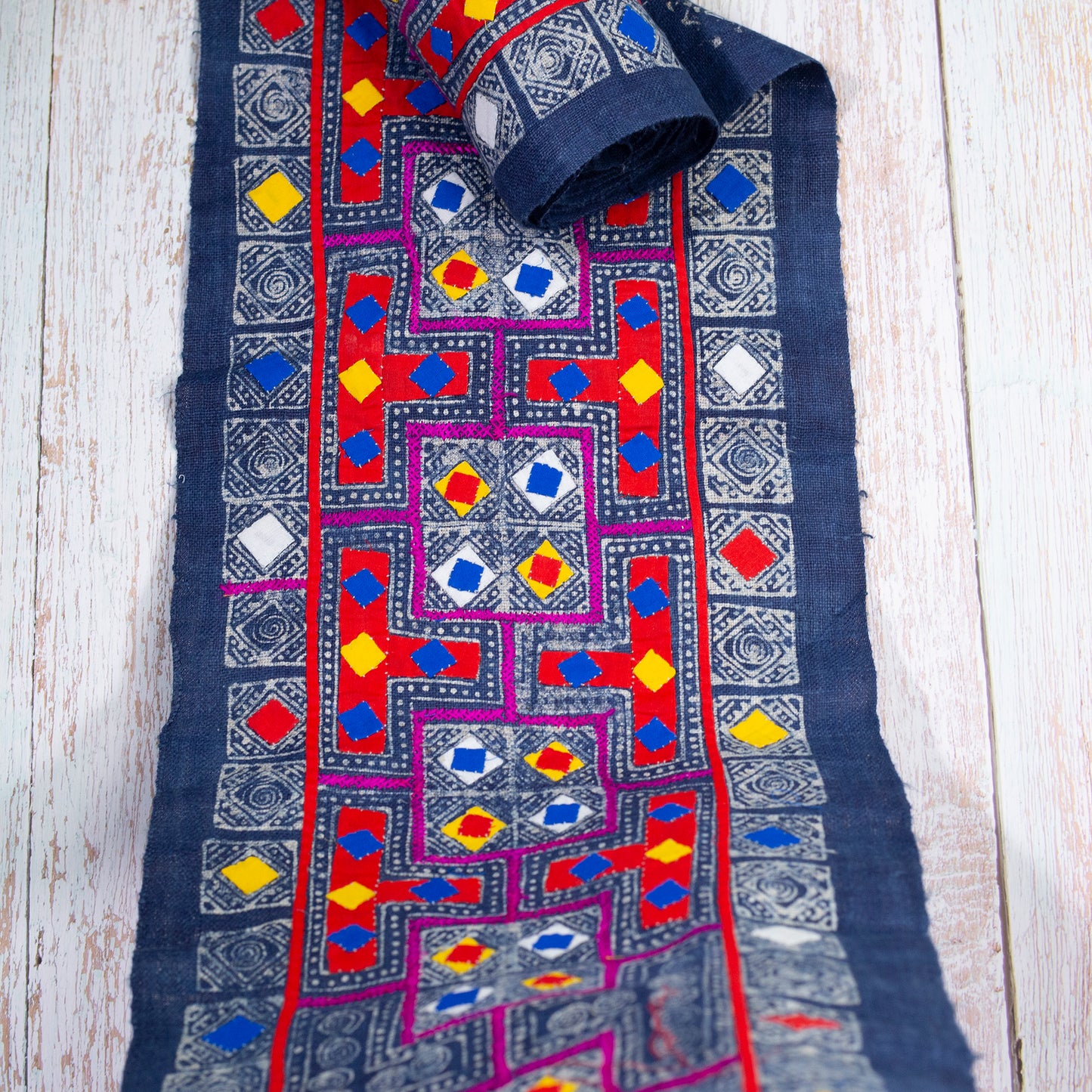 Autentisk Vintage H'mong Hamp Textil - Indigo Batik med handdrakade och broderade detaljer
