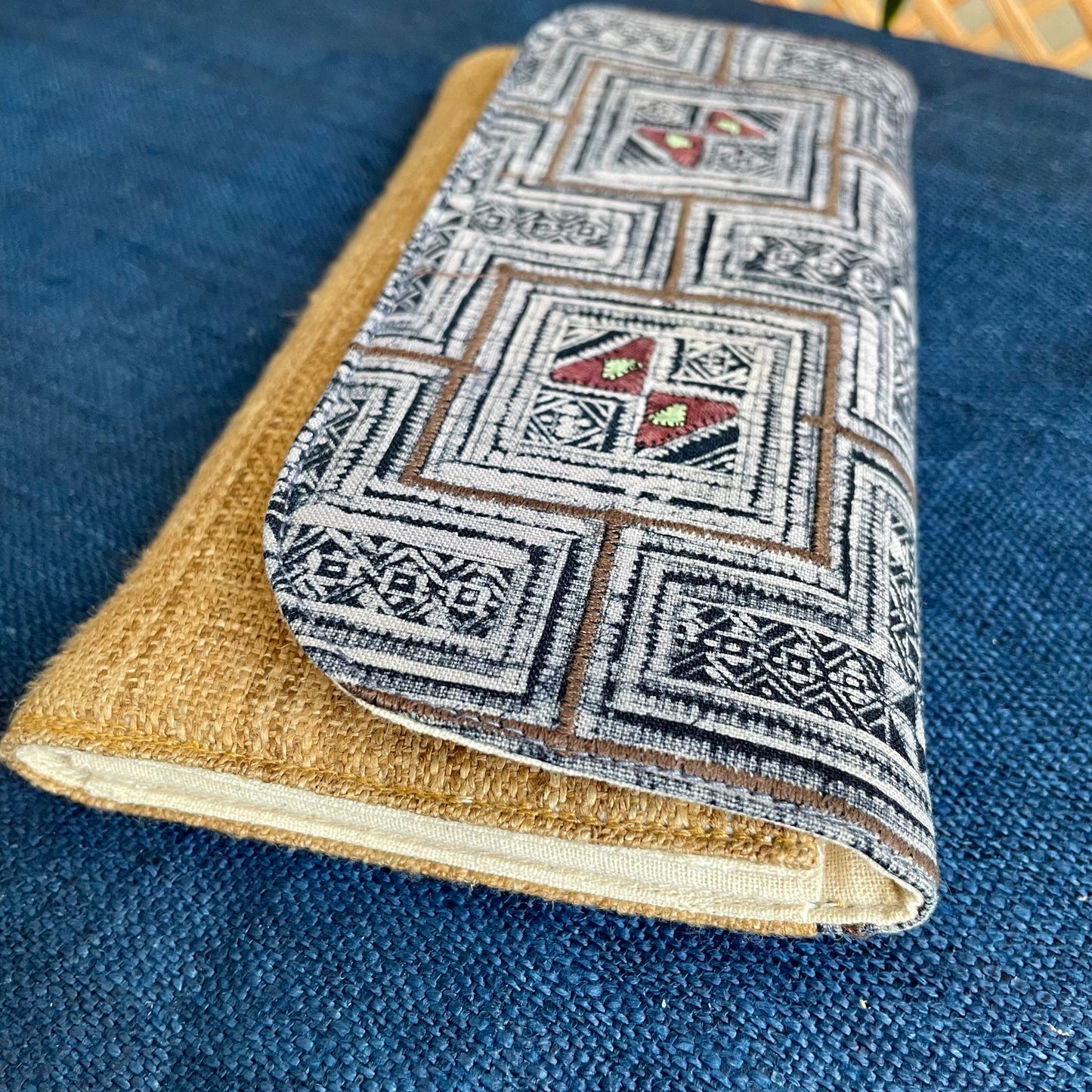 Brun lång handväska, Hampatyg, Indigo Batiktyg, H'mong-mönster