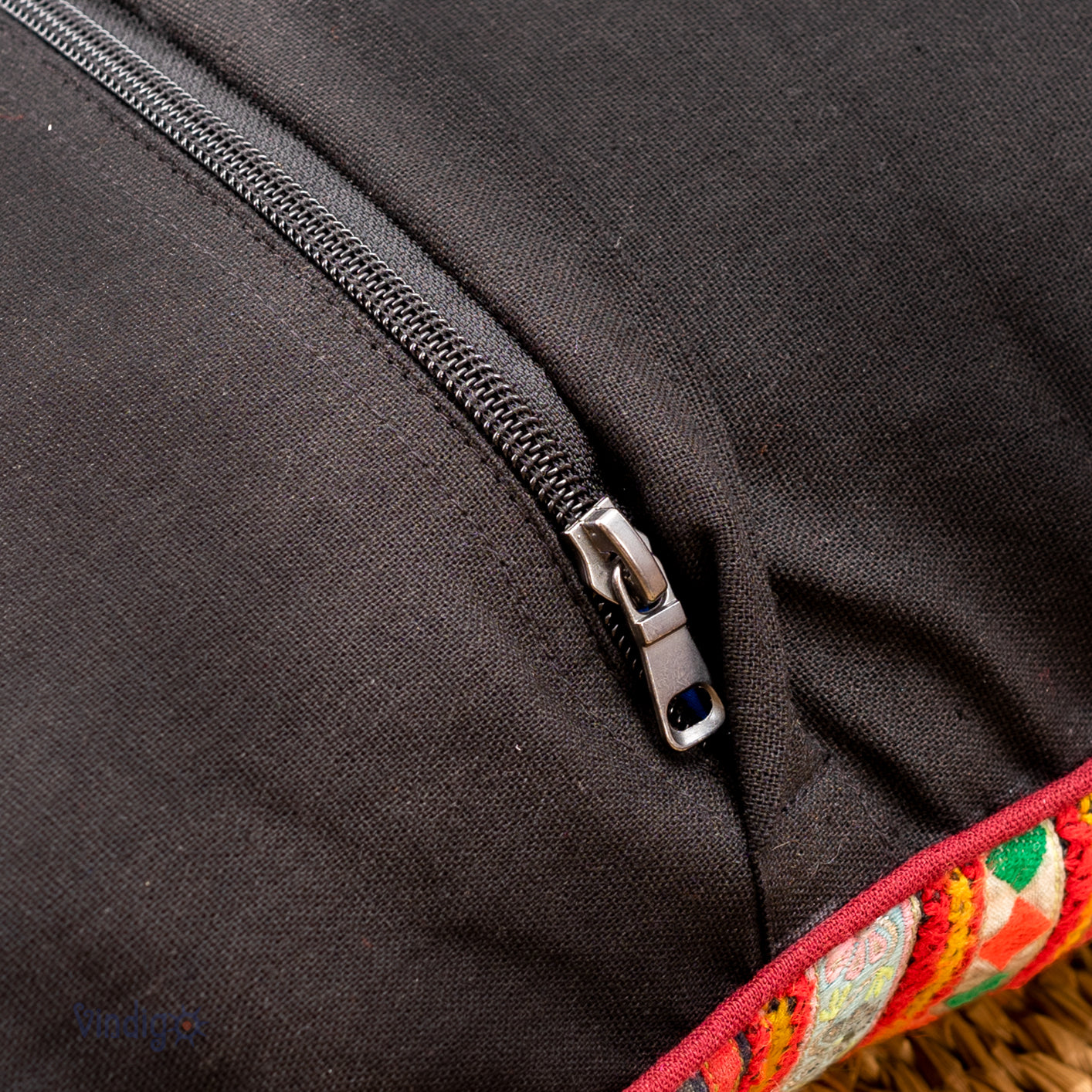 Kuddeskydd återvunnen från H'mong vintage kjol, korsssygad broderi och batikmönster