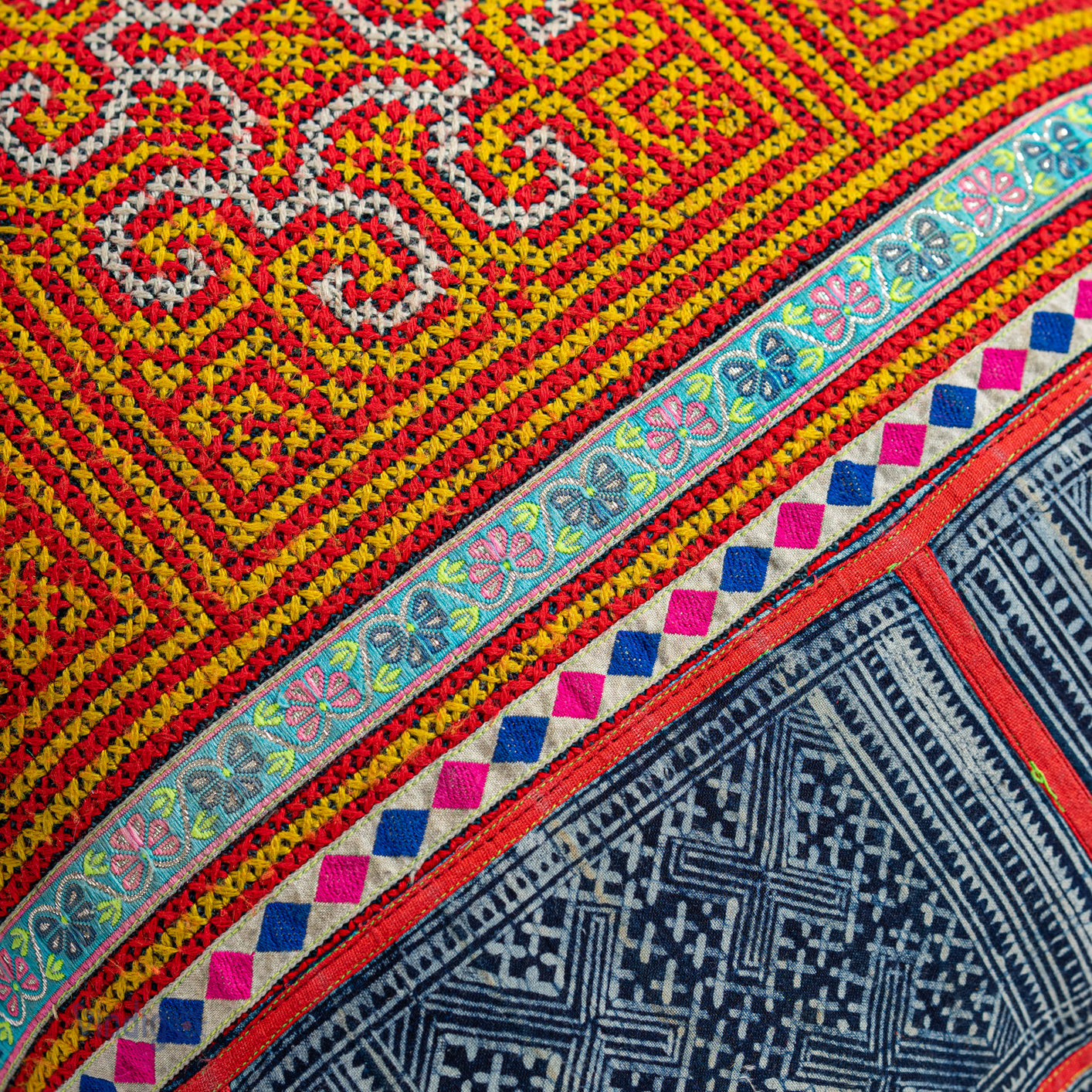 Kuddeöverdrag från H'mong vintage-kjol, korsssygade broderier och batikmönster