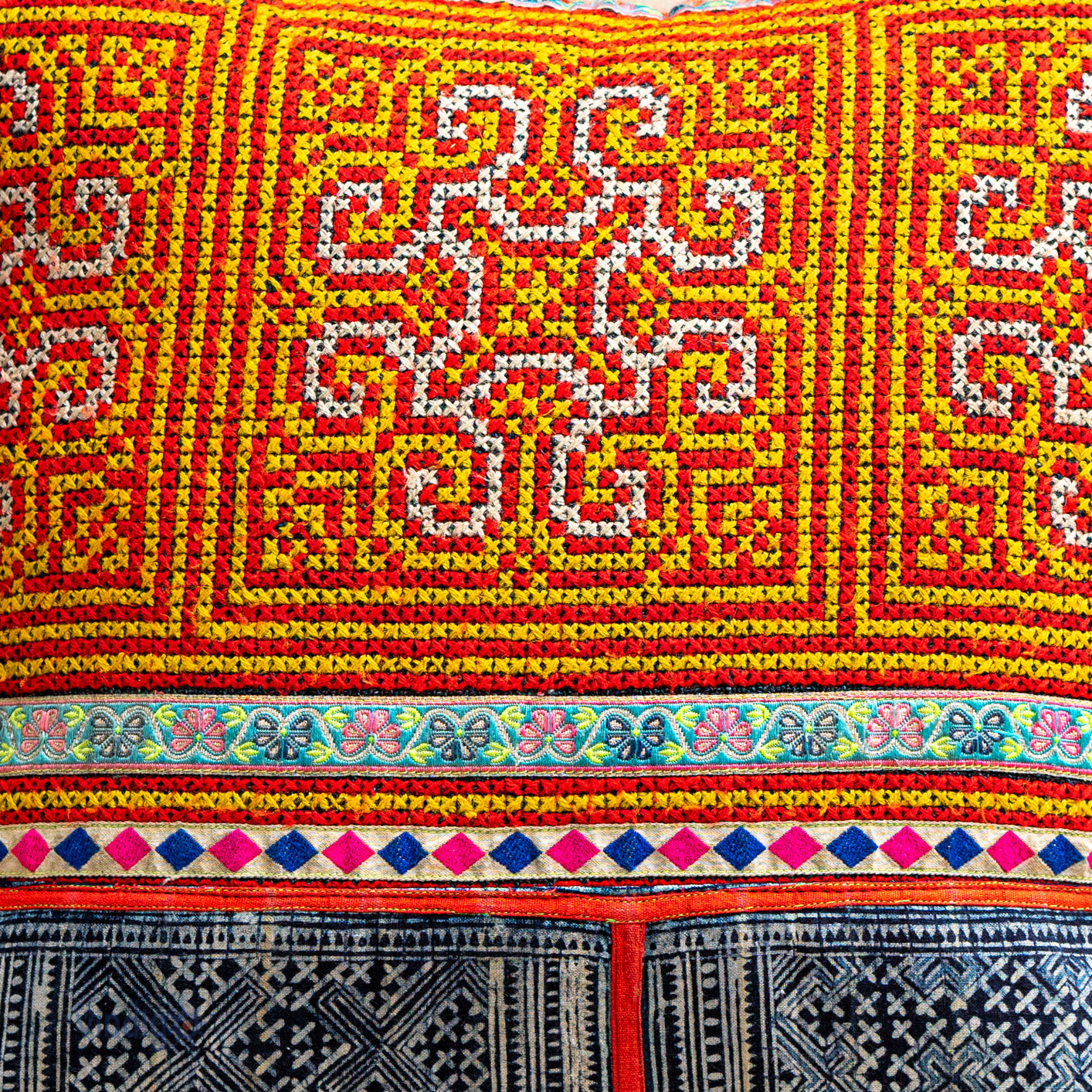 Kuddeöverdrag från H'mong vintage-kjol, korsssygade broderier och batikmönster