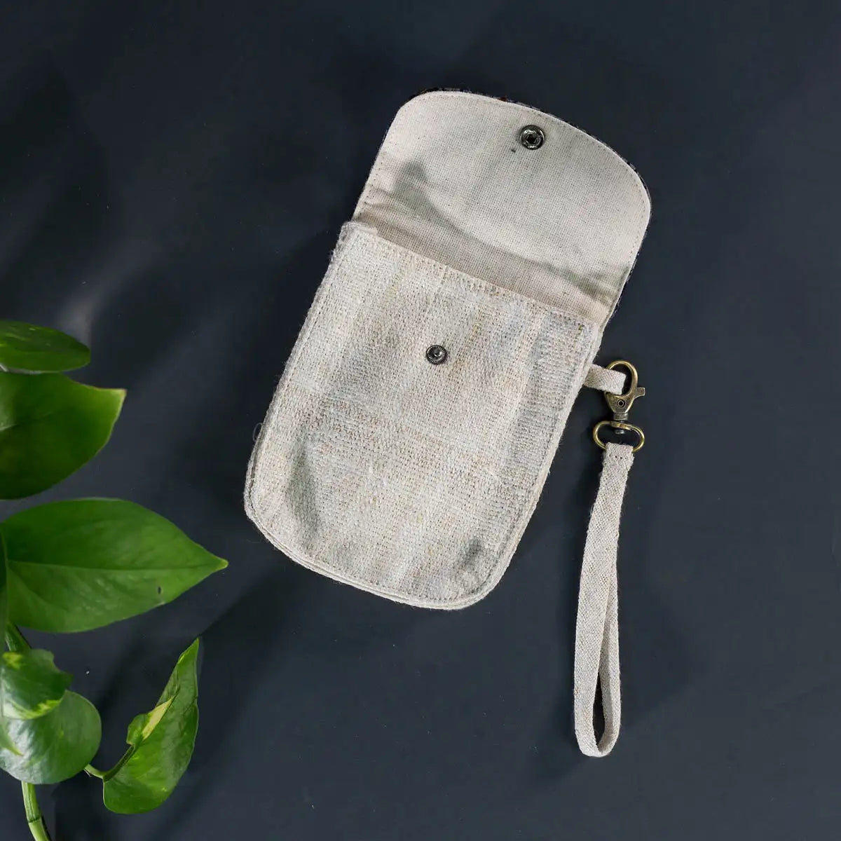Back view of mobilväska in natural white hemp with strap, sustainable design for daily essentials.