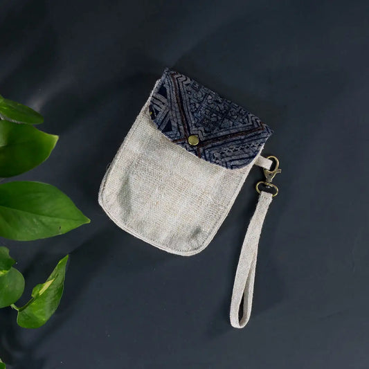 Front display of mobilväska in natural white hemp with H’mong patch