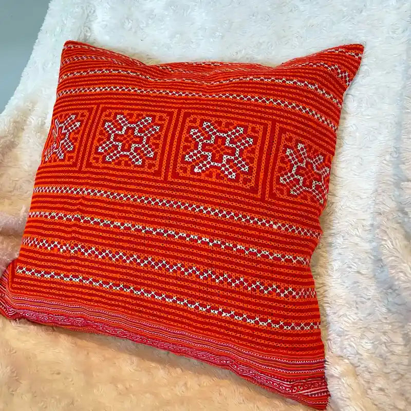 Vindigo cushion cover red handwoven pattern front view with motif