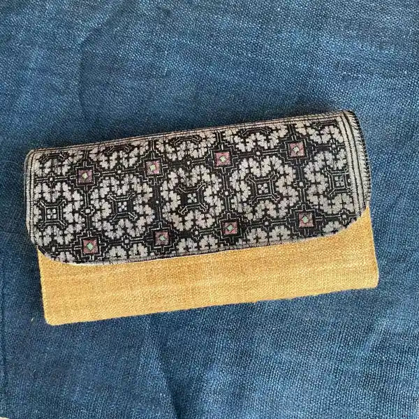 Vindigo long purse beige indigo embroidered front view close-up